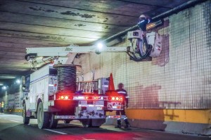 tunnel-lighting-projects，the-worker-are-change-the-old-light-to-new-KCOB-LED-LIGHTING
